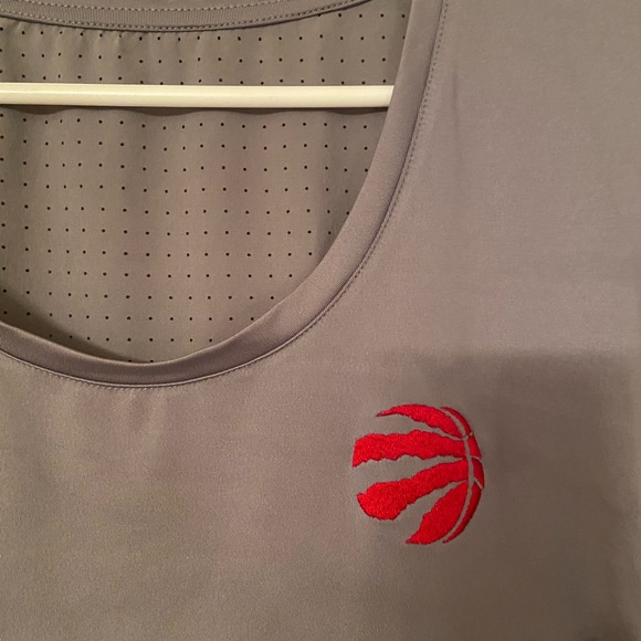 🌵4/$20 Grey Toronto Raptors Sleeveless Active Top - Picture 3 of 7
